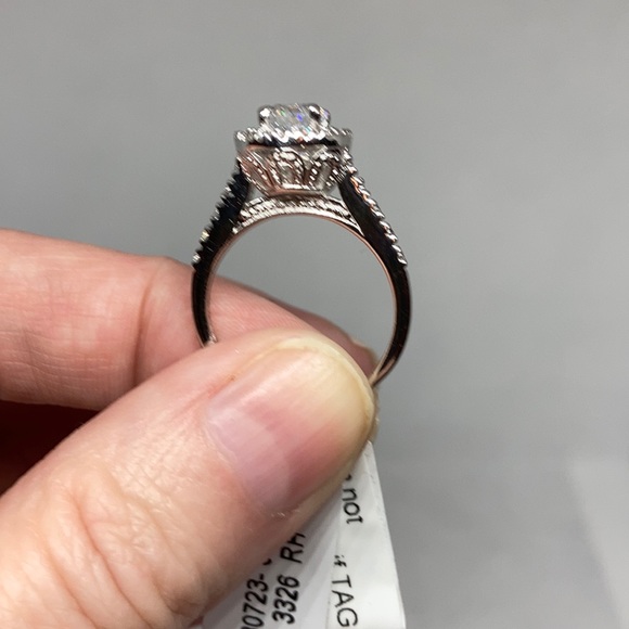 NWT Beautiful Shining Simulated Diamond Silvertone ring J-49 - Picture 6 of 8